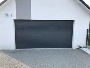 porte de garage roulante isolé en gris anthracite