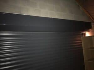 porte de garage roulante isolé en gris anthracite